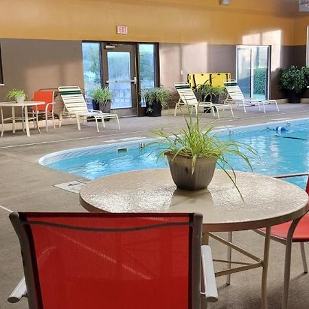 Super 8 By Wyndham Plattsburgh Hotel Екстериор снимка
