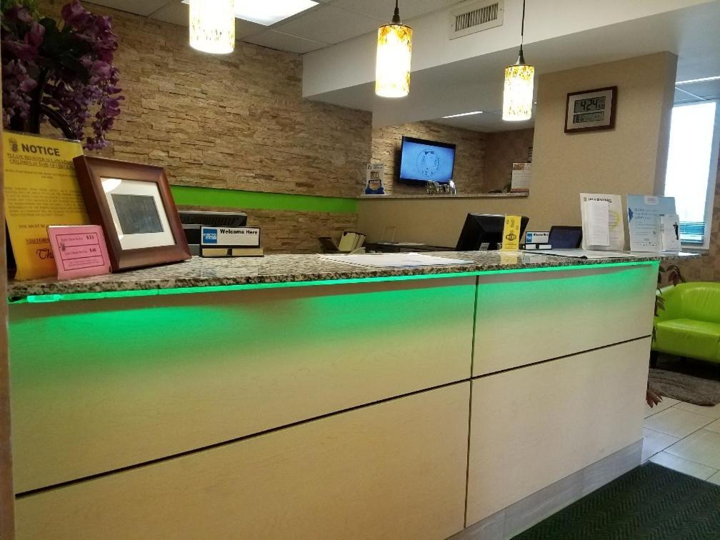 Super 8 By Wyndham Plattsburgh Hotel Екстериор снимка