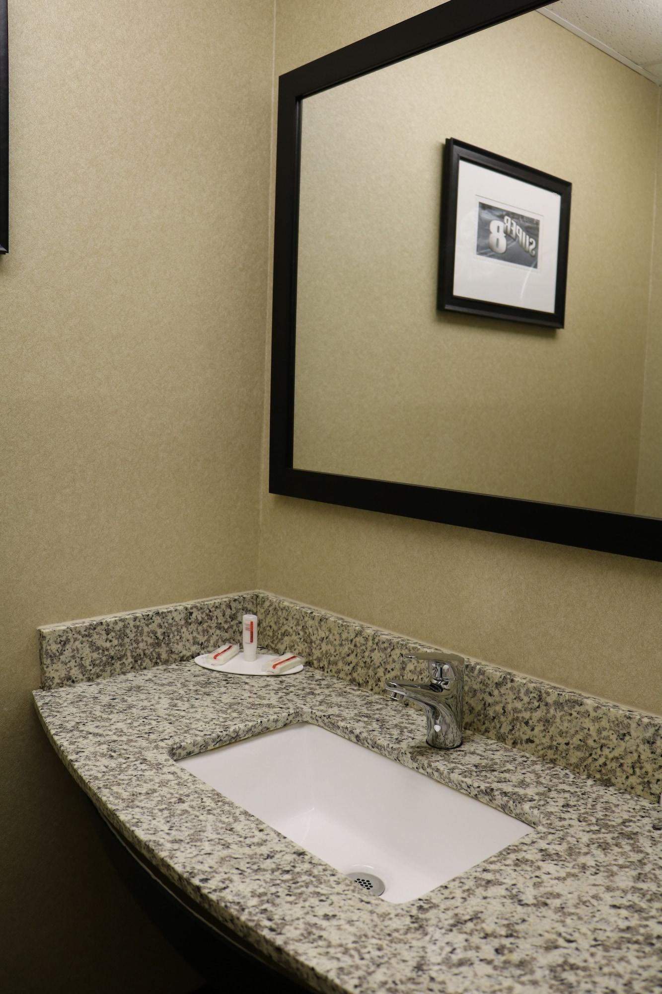 Super 8 By Wyndham Plattsburgh Hotel Екстериор снимка