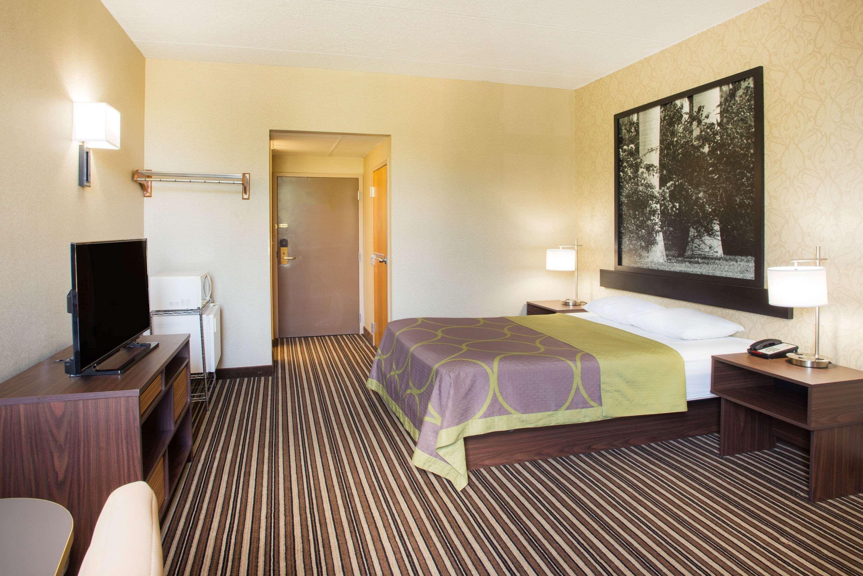 Super 8 By Wyndham Plattsburgh Hotel Екстериор снимка