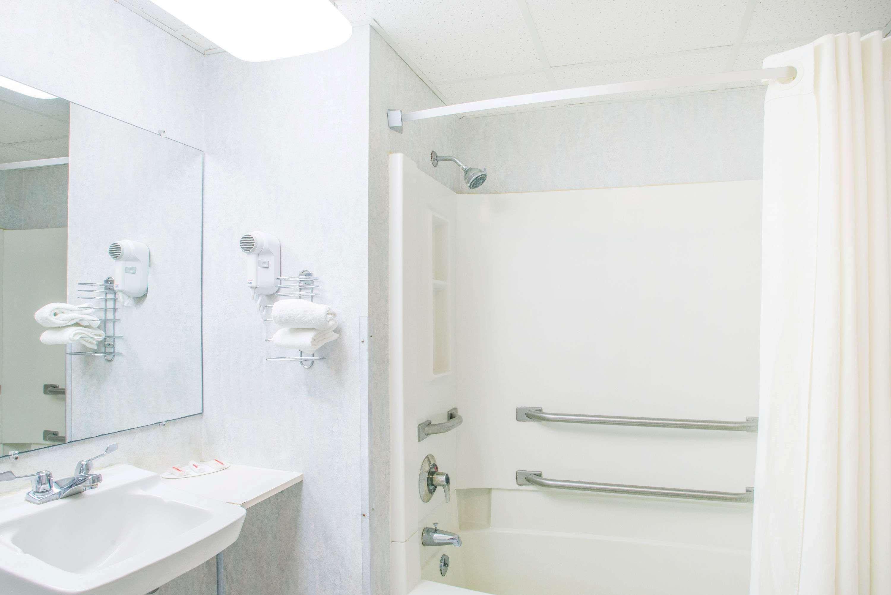 Super 8 By Wyndham Plattsburgh Hotel Екстериор снимка