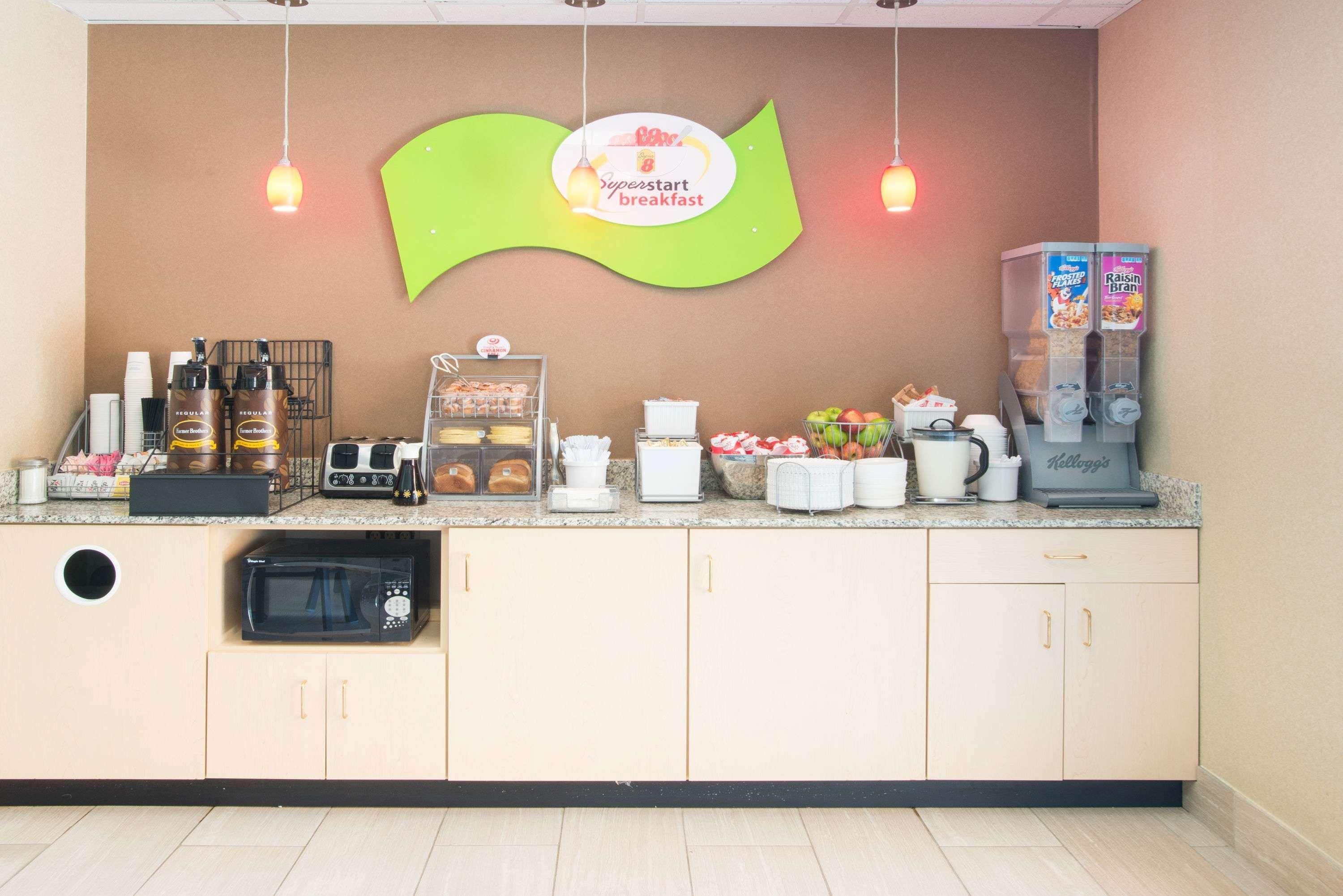 Super 8 By Wyndham Plattsburgh Hotel Екстериор снимка