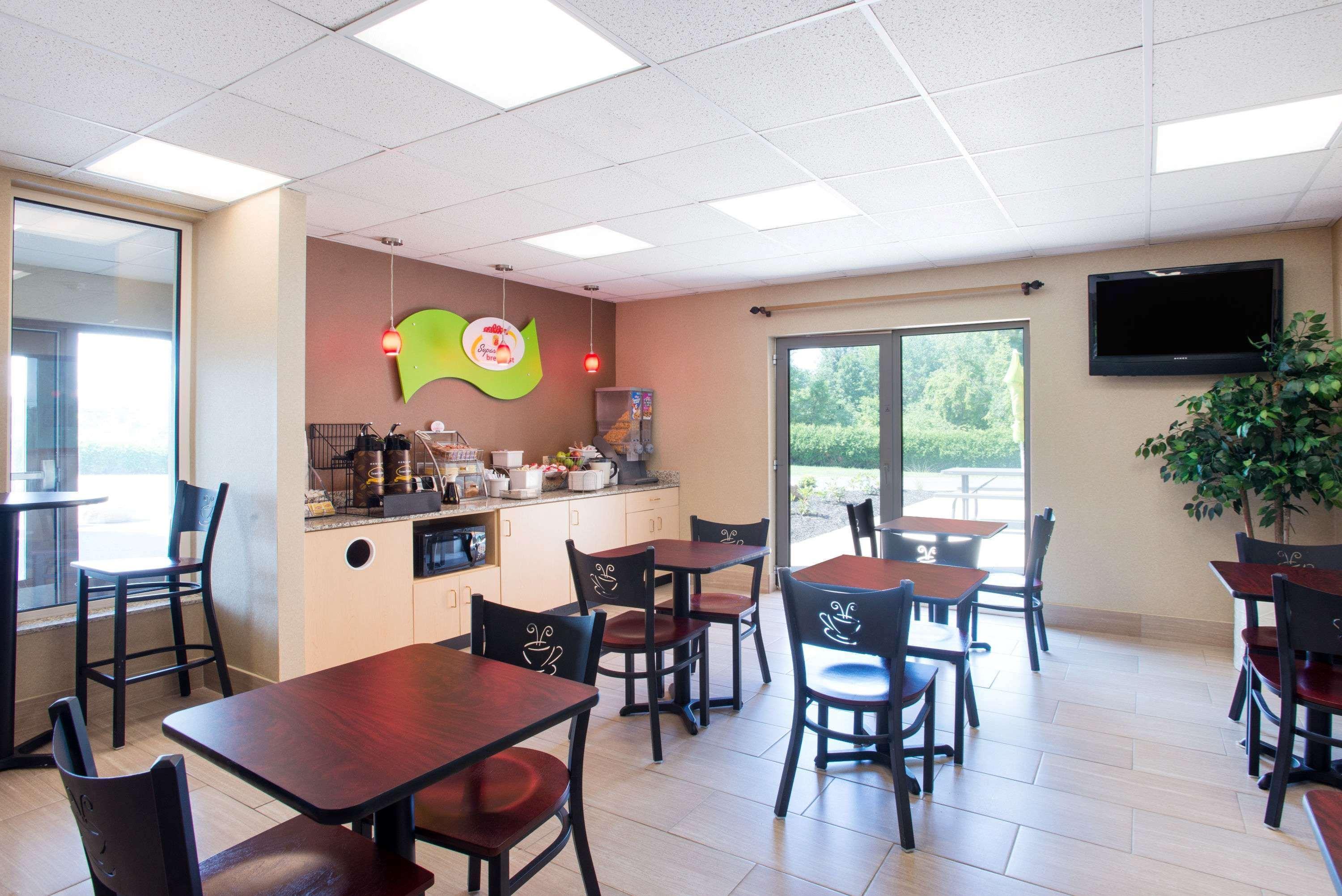 Super 8 By Wyndham Plattsburgh Hotel Екстериор снимка