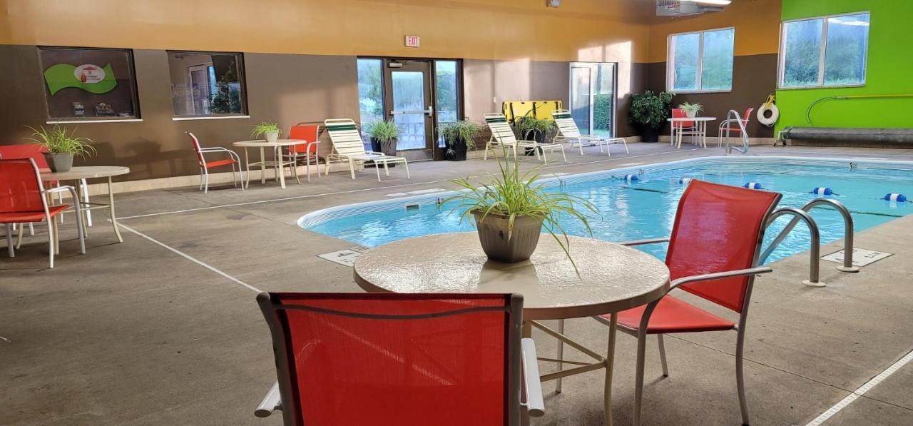 Super 8 By Wyndham Plattsburgh Hotel Екстериор снимка