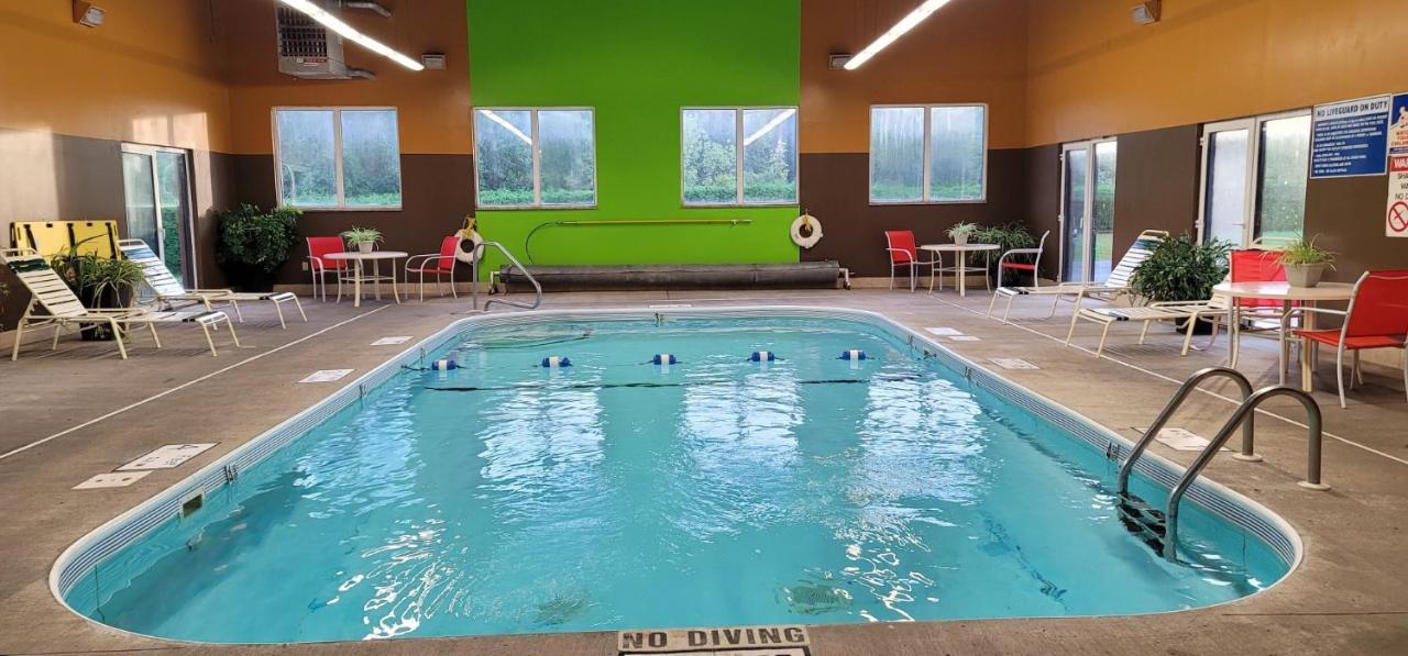 Super 8 By Wyndham Plattsburgh Hotel Екстериор снимка