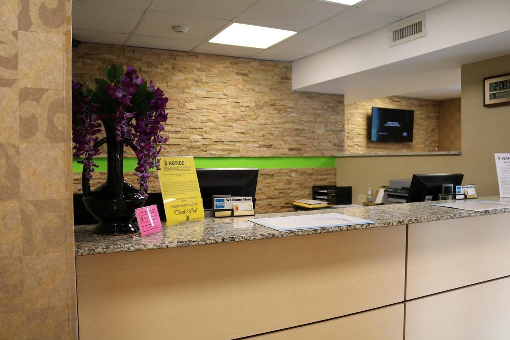 Super 8 By Wyndham Plattsburgh Hotel Екстериор снимка