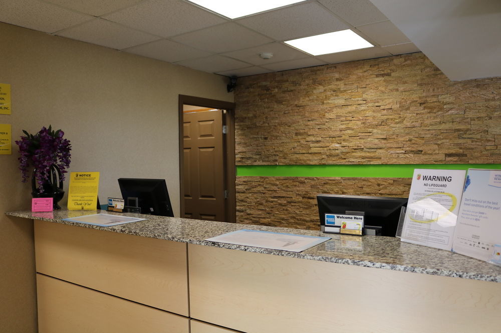Super 8 By Wyndham Plattsburgh Hotel Екстериор снимка
