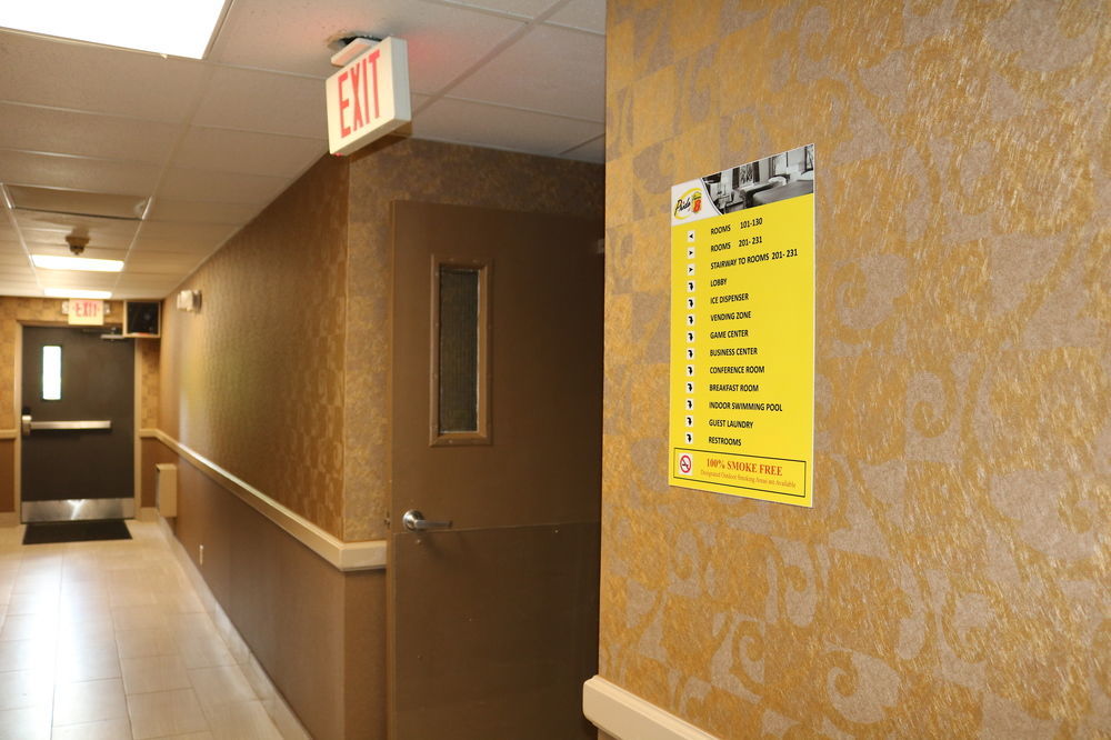 Super 8 By Wyndham Plattsburgh Hotel Екстериор снимка