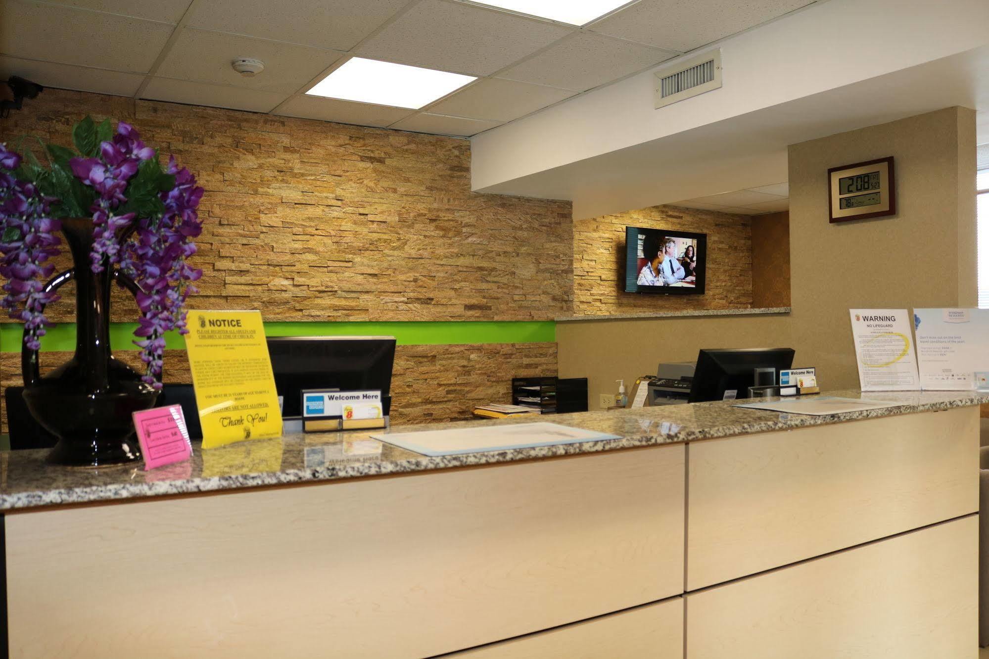 Super 8 By Wyndham Plattsburgh Hotel Екстериор снимка