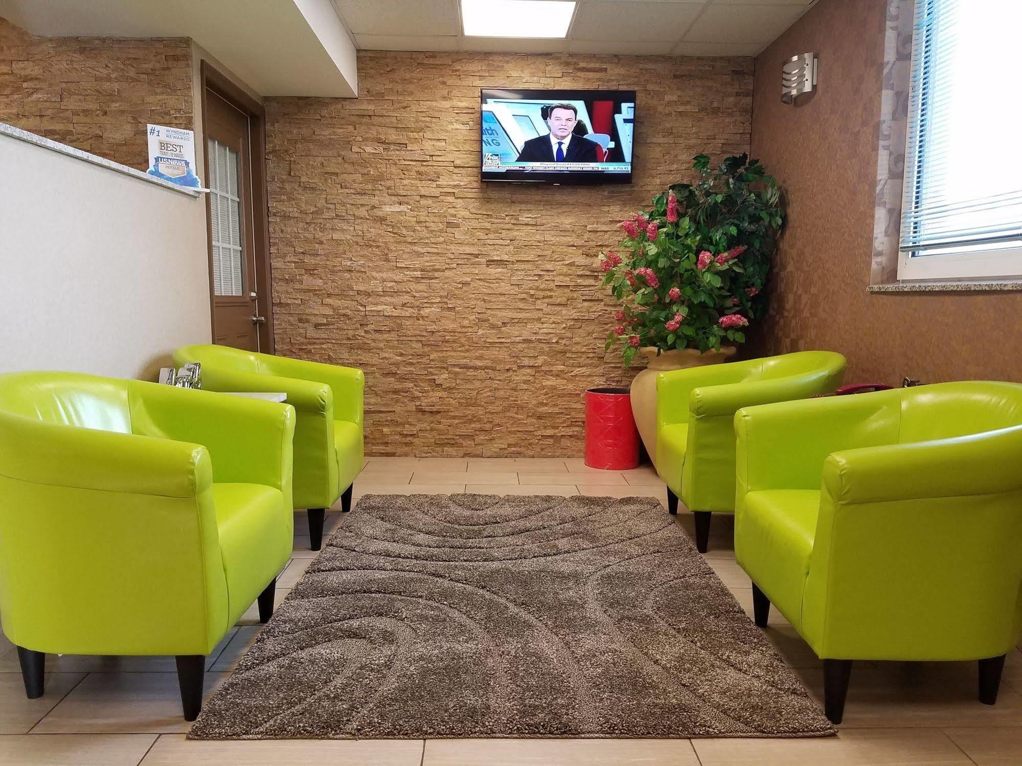 Super 8 By Wyndham Plattsburgh Hotel Екстериор снимка