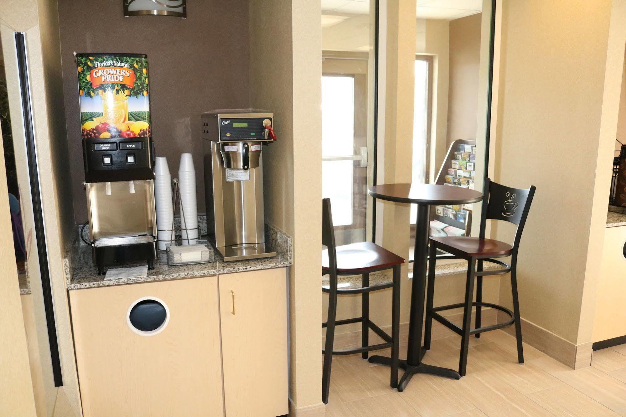 Super 8 By Wyndham Plattsburgh Hotel Екстериор снимка