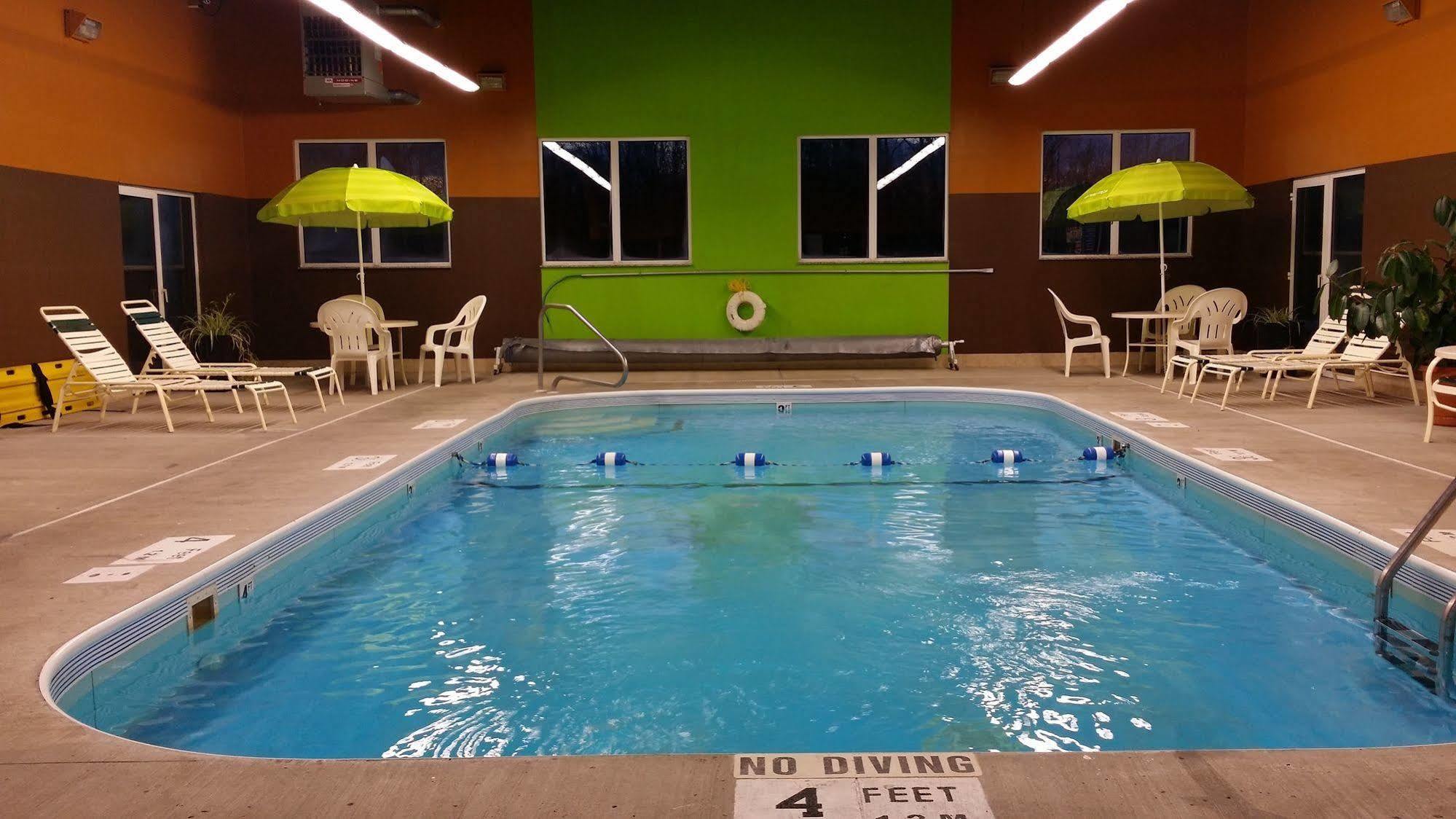 Super 8 By Wyndham Plattsburgh Hotel Екстериор снимка